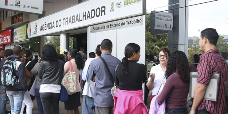 Brasil: Com taxa de 5,8%, desemprego cresce no trimestre encerrado em abril