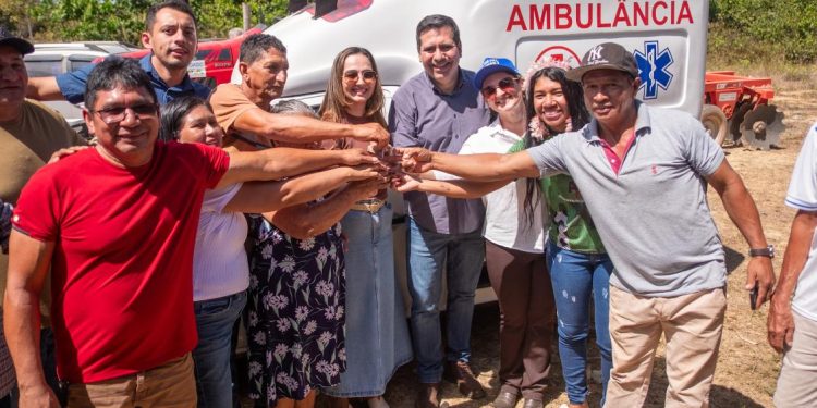 Deputado Marcus Marcelo faz história com entrega inédita de ambulância a aldeia indígena em Santa Fé do Araguaia