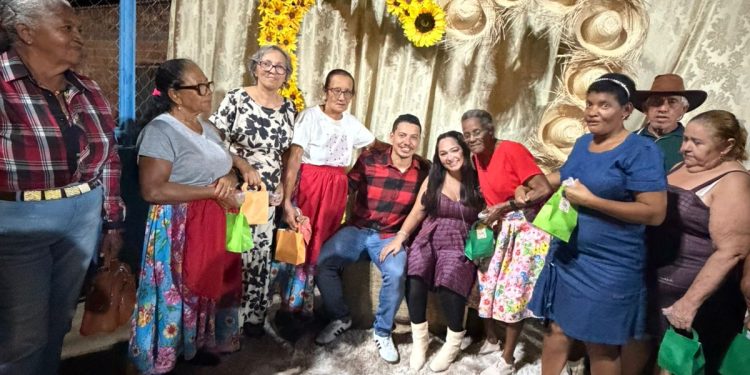Prefeito Dione do Pastel destaca valorização das tradições durante a 2ª edição do Arraiá da Idade de Ouro em Combinado