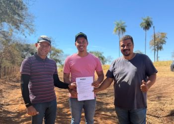 Prefeito Dione do Pastel assina ordem de serviço para obras que vão levar melhorias a 100% das estradas vicinais de Combinado