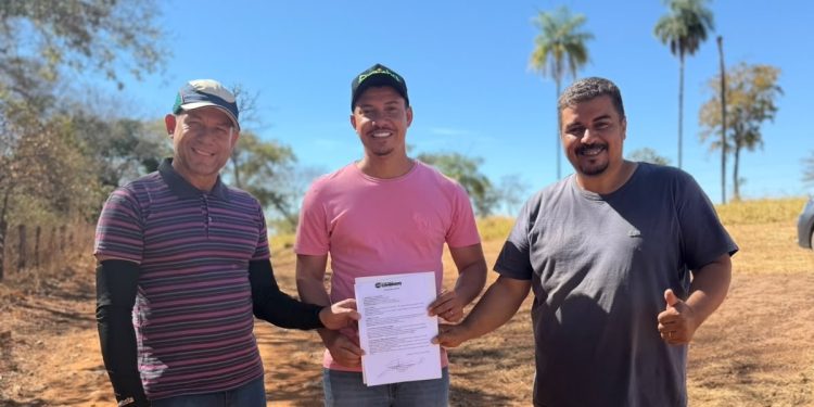 Prefeito Dione do Pastel assina ordem de serviço para obras que vão levar melhorias a 100% das estradas vicinais de Combinado