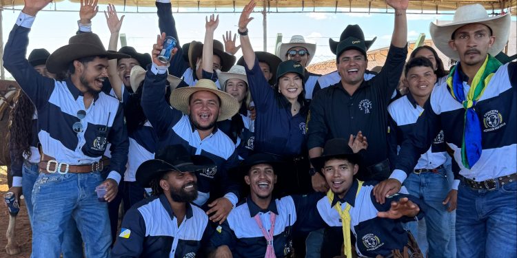 Kátia Chaves e Lucas Campelo participam da Cavalgada de Tocantinópolis e recebem carinho da população durante tradicional evento