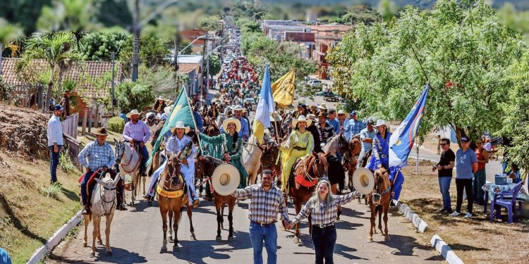 20ª Cavalgada de Goiatins reúne grande público e reafirma tradição sob organização de Max Luz e Lilian Saorin