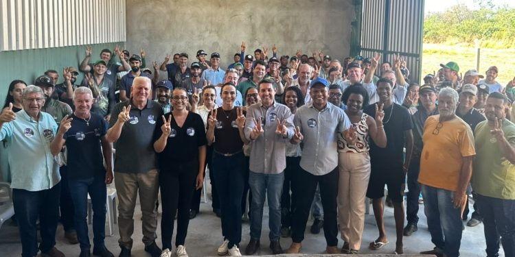 “Precisamos eleger pessoas que têm compromisso”, afirma produtor em reunião de Maurício Buffon e Dari Fronza em Monte do Carmo