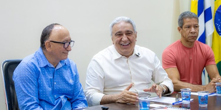 Laurez Moreira faz compromisso com trabalhadores da saúde e assina documento que enumera pautas da categoria