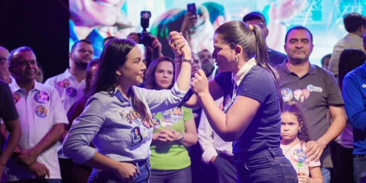 Em Tocantinópolis, discurso emocionado de Karynne Sotero marca lançamento da candidatura de Kátia Chaves à Aleto