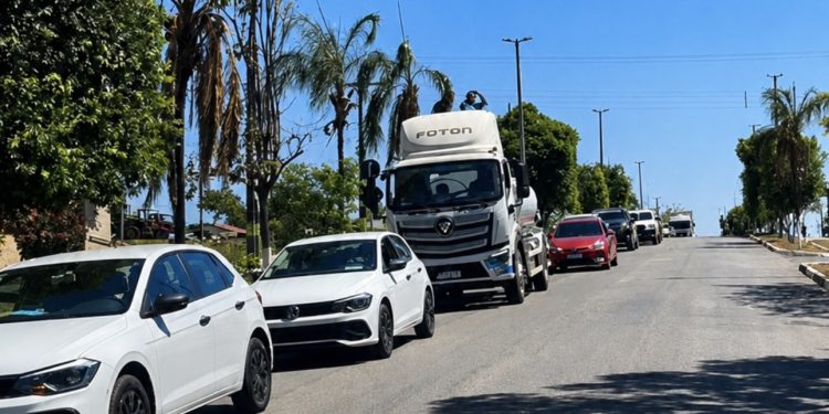 Em apenas um ano e meio, Douglas Oliveira reforça frota de Carmolândia com tratores, veículos e máquinas para ampliar serviços à população