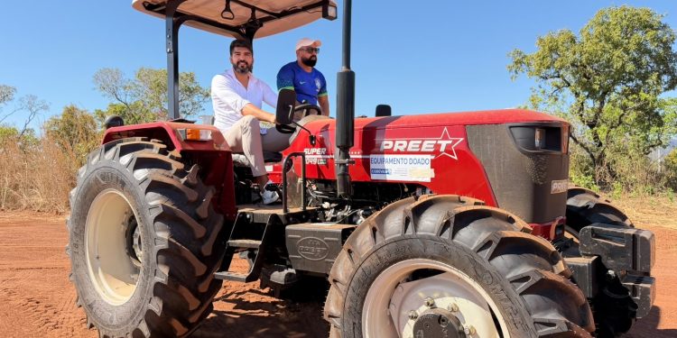 Carmolândia ganha novo trator e prefeito Douglas Oliveira amplia apoio aos agricultores do município