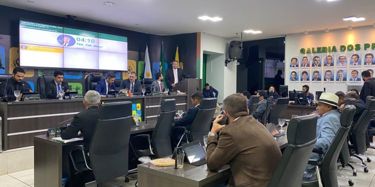Projetos de Max Fleury que incentivam doação de sangue e ações entre gerações são aprovados em segunda votação