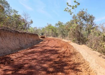 Em Palmas, recuperação de estradas melhora acesso ao transporte escolar e escoamento da produção na região do Macaquinho