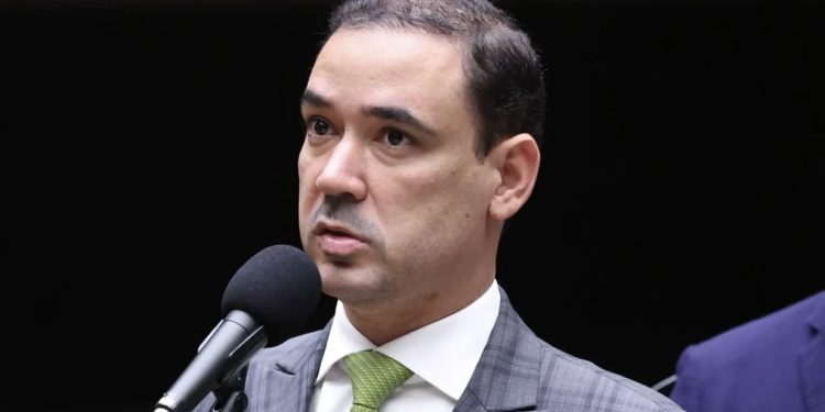 Justiça Eleitoral multa Vicentinho por impulsionar propaganda negativa contra Dorinha nas redes sociais