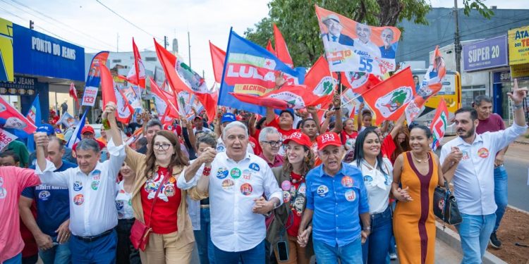 Com apoio de Lula, Laurez e Paulo Mourão realizam caminhada ao lado de ministros