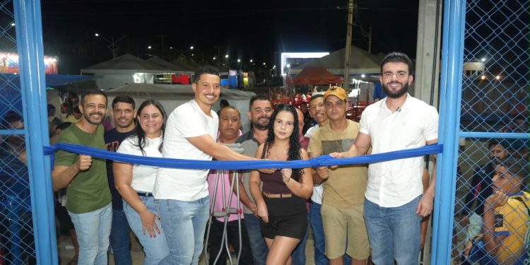 Investimento no esporte: prefeito Dione do Pastel e deputado Léo Barbosa inauguram Campo de Society em Combinado e fortalecem a estrutura esportiva do município