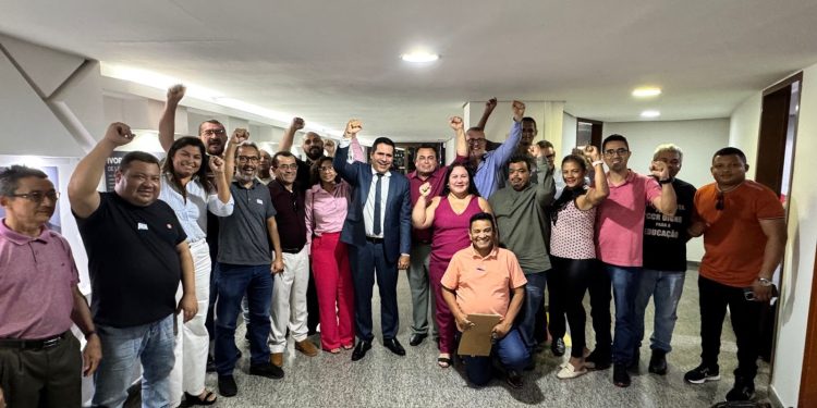 Marcus Marcelo homenageia professores, destaca PCCR e assegura que seguirá como voz ativa na defesa da categoria